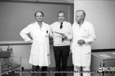 Lars Andréasson, Gunnar Björlin och Nils Gunnar Toremalm på öronkliniken MAS år 1991.
Album 1991 A, från fotograf Björn Henrikssons samling. MAS Malmö Allmänna Sjukhus. 1991 Avtackning vid pensioneringen av Gunnar Björlin på öronkliniken. Lars Andréasson, Gunnar Björlin, Nils Gunnar Toremalm. Negativ
Nyckelord: Album 1991A;MAS;Malmö_;Öronkliniken;Avtackning;Persionering