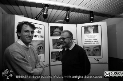 Malmö Allmänna Sjukhus 1992. Från vänster  Björn Arnljots och Torsten Landberg
Album 1992 A i fotograf Björn Henrikssons samling. Öppet hus på plastikkirurgen 921113. Från negativ
Nyckelord: UMAS;MAS;Malmö_;Allmänna;Sjukhus;Kirurgi;Plastikkirurgi