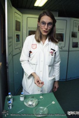 Malmö Allmänna Sjukhus 1992. Anita Ringberg, plastikkirug
Album 1992 A i fotograf Björn Henrikssons samling. Öppet hus på plastikkirurgen 921113. Från negativ
Nyckelord: UMAS;MAS;Malmö_;Allmänna;Sjukhus;Kirurgi;Plastikkirurgi
