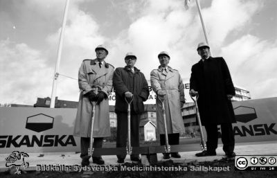 Malmö Allmänna Sjukhus 1992. Första spadtaget för Wallenberglaboratoriet
Album MAS 1992 B i fotograf Björn Henrikssons samling. Wallenbergprojektet, "PULS". 92.11.03. Från vänster: Sven-Erik Bergentz (dekanus); Nils Stornby, sjukvårdskommunalråd, Jan S Nilsson, Wallenbergstiftelsen och längst till höger direktör Göran Westerstad från Skanska. Från negativ.
Nyckelord: UMAS;MAS;Malmö_;Allmänna;Sjukhus;Laboratorum;Byggstart;Första Spadtaget