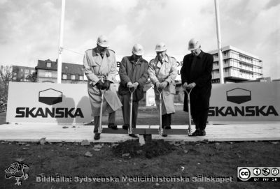 Malmö Allmänna Sjukhus 1992. Första spadtaget för Wallenberglaboratoriet
Album MAS 1992 B i fotograf Björn Henrikssons samling. Wallenbergprojektet, "PULS". 92.11.03. Från vänster: Sven-Erik Bergentz (dekanus); Nils Stornby, sjukvårdskommunalråd, Jan S Nilsson, Wallenbergstiftelsen och längst till höger direktör Göran Westerstad från Skanska. Från negativ.
Nyckelord: UMAS;MAS;Malmö_;Allmänna;Sjukhus;Laboratorum;Byggstart;Första Spadtaget