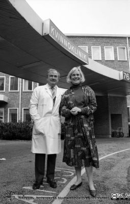 Malmö Allmänna Sjukhus 1992. Nils-Otto Sjöberg och Ulla Jönsson utanför KK i Malmö. 
Album MAS 1992 B i fotograf Björn Henrikssons samling. Fotografering till PULS 921022. Från negativ
Nyckelord: UMAS;MAS;Malmö_;Allmänna;Sjukhus;Kvinnoklinik;KK;Gynekologi;BB