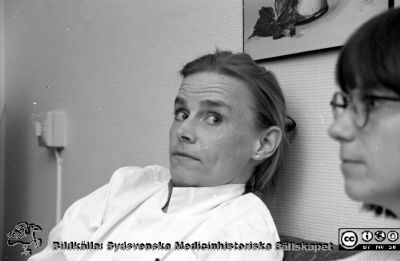 Malmö Allmänna Sjukhus 1992. Strålbehandlingen, onkologiska kliniken. S. Ewa Lewin till vänster i bild och till höger S. Cilla Wendel. 
Album MAS 1992 B i fotograf Björn Henrikssons samling. Fotografering för PULS 92. Från negativ
Nyckelord: UMAS;MAS;Malmö_;Allmänna;Sjukhus;Onkologi;Strålbehandling