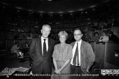 Medicinskt månadsmöte i aulan på Malmö Allmänna Sjukhus år 1992
Album 1992 C, från fotograf Björn Henrikssons samling. Medicinskkt månadsmöte 1992 i Aulan på Malmö Allmänna Sjukhus. Olof Zetterwall, Ylva Lindroth, Bo Israelsson. Från negativ.
Nyckelord: Album 1992C;MAS;Malmö;Månadsmöte;Vetenskap;Utbildning