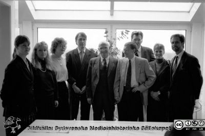 Malmö Allmänna Sjukhus 1989. Njurtransplantationsmöte
Album 1989 i fotograf Björn Henrikssons samling. Omärkt bild. Från vänster: Marie Strömbeck (enhetschef på Kärl 10), NN1 (transplanterad?), NN2, Ragnar Källén (läkare), transplantationskirurgen och Nobelpristagaren Joseph E. Murray, Nils H. Persson (kirurg), Sven-Erik Bergentz (prof.), Marie Omnell-Persson (disputerad sköterska, transplantationskoordinator), Henrik Ekberg (prof.). Bergentz arbetade i början av sin karriär en tid hos Murray i USA, som därför hälsade på i Malmö. Från positiv.
Nyckelord: UMAS;MAS;Malmö;Allmänna;Sjukhus;Kirurgi;Kärlkirurgi;Kommitté;Administration;Nobelpris