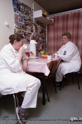 Malmö Allmänna Sjukhus 1990. Öronklinikens allergimottagning
Album MAS 1989-1990 i fotograf Björn Henrikssons samling. 90-11326, 1990-01-01. 2 sköterskor i kaffepaus, kanske  undersköterskan Britt Inger Wimar och allergisköterskan Ingemo Harrysson. Negativ
Nyckelord: UMAS;MAS;Malmö_;Allmänna;Sjukhus;ÖNH;Öron;Mottagning;Allergi;Paus;Kaffepaus;Sköterska;Undersköterska