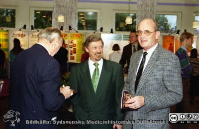 Malmö Allmänna Sjukhus 1995. Från vänster mecenaten Gunnar Sandberg, sjukvårdspolitikern Per-Olof Olofsson och sjukhuschefen John-Fredrik "Jonte" Dymling. 
Album MAS 1995 IV 756-106 i fotograf Björn Henrikssons samling. Forskningens Dag 1995. Från negativ
Nyckelord: UMAS;MAS;Malmö_;Allmänna;Sjukhus;Forskning;Information;Konferens;Möte;Symposium