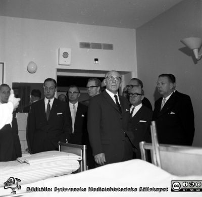 Sjukhusledningen på Malmö Allmänna sjukhus besöker en vårdavdelning.
Album äldre neg. 1951-1958 MAS, från fotograf Björn Henrikssons samling. Kanske i samband med invigningn av bl.a. ögonklinikens nya hus 1961-01-21. Från negativ.
Nyckelord: Malmö;1951-1958;MAS;Direktion;Sjukhusledning;Inspektion