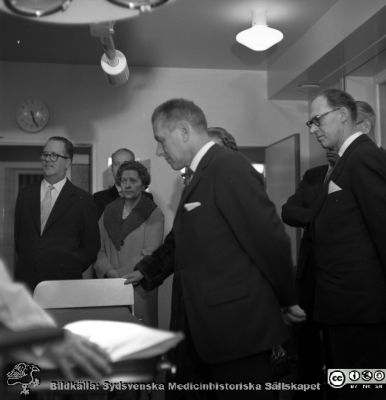 Direktionsmedlemmar på inspektion på Malmö Allmänna Sjukhus i en operationssal. 
Album äldre neg. 1951-1958 MAS, från fotograf Björn Henrikssons samling. Kanske i samband med bl. a. invigningen av bl.a. ögonklinikens nya hus 1961-01-21. Negativ.
Nyckelord: Inspektion;MAS;Malmö;Invigning;Direktion;Sjukhusledning;Ögonklinik