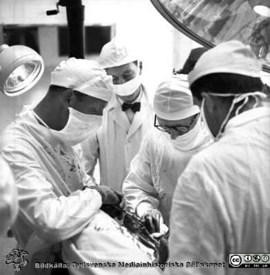 Prof Helge B Wulff opererar på kirurgiska kliniken i Malmö 1952. 
Album äldre neg. 1951-1958 MAS, från fotograf Björn Henrikssons samling. Prof. Helge Wulff i Malmö opererar (nr 2 från höger), 1952. Bakom honom prof. Husfelt från Köpenhamn. Till höger dr. Bo Eklöf och till vänster dr. Nils P. Bergh. Negativ
Nyckelord: Kirurgi;Operation;Malmö;1950-talet