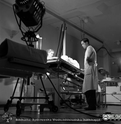 Göran Bauer förbereder en spinalanestesi eller myelografi. 
Pärm äldre neg. 1951-1958, från fotograf Björn Henrikssons samling. Omärkt bild. Negativ
Nyckelord: 1950-talet;Ortopedi;Malmö;Röntgen;MAS