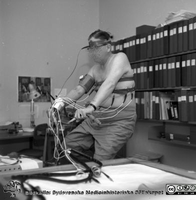 Arbetsprov på ergometercykel med EKG-registrering. 
Pärm äldre neg. 1951-1958, från fotograf Björn Henrikssons samling. Malmö Allmänns Sjukhus Bild märkt hjärtlaboratoriet 24/8 1962. Klinisk fysiologi. Negativ
Nyckelord: MAS;Malmö;Laboratorium;Ergometercykel;Arbetsprov;Hjärta;Kardiologi;Klinisk fysiologi;Fysiologi