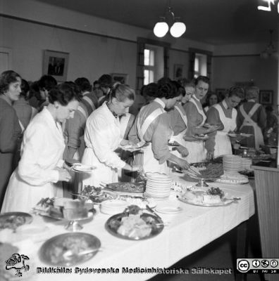 Fest med uppdukad buffé för sjuksköterskor och annan kvinnlig personal.
Pärm äldre neg. 1951-1958, från fotograf Björn Henrikssons samling. MAS Malmö Allmänna Sjukhus. Omärkt bild. Negativ
Nyckelord: 1950-talet;Malmö;MAS;Personal;Fest