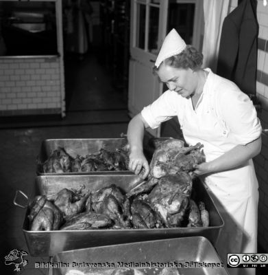 Kökspersonal förbereder mat
Pärm äldre ldre neg. 1951-1958, från fotograf Björn Henrikssons samling. MAS Malmö Allmänna Sjukhus. Omärkt bild. Kökspersonal förebereder mat.
Nyckelord: 1950-talet;Malmö;MAS;Personal;Kök