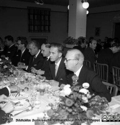 Från invigningen 26/9 1957 av patologiska institutionen i Malmö
Pärm äldre neg. 1951-1958, från fotograf Björn Henrikssons samling. MAS Malmö Allmänna Sjukhus. Högtidsklädda personer vid matbord. Sune Genell närmast i bild. På hans högra sida Folke Linell. Mannen nr 5 från höger kan vara patologen Frank Bergmen, men kan också vara Nils Stormby. Foto i samband med invigningen av patologiska institutionen i Malmö 26/9 1957. Från negativ.
Nyckelord: 1950-talet;MAS;Malmö;Invigning;Patologi;Institution