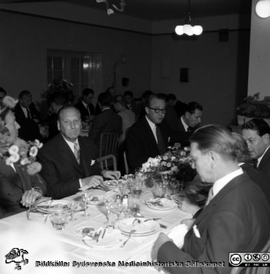 Från invigningen 26/9 1957 av patologiska institutionen i Malmö
Pärm äldre neg. 1951-1958, från fotograf Björn Henrikssons samling. MAS Malmö Allmänna Sjukhus. Högtidsklädda personer vid matbord. Längst till höger Karl-Erik Hogeman, halvskymd.
Nyckelord: 1950-talet;Malmö;MAS;Fest;Patologi;Invigning;Institution