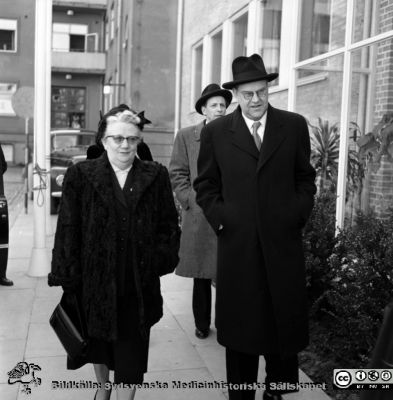 Nya aulans invigning, 5/4, 54. 
Pärm äldre neg. 1951-1958 MAS, från fotograf Björn Henrikssons samling. Statsminister Tage Erlander tillsammans med kvinnlig politiker. I bakgrunden Gösta Netzén, då chefredaktör på tidningen Arbetet; senare landshövding i Malmö. Från negativ
Nyckelord: UMAS;MAS;Malmö;Aula;Undervisning;Invigning
