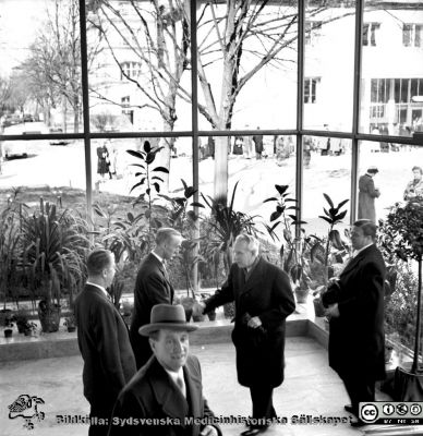 Nya aulans invigning, 5/4, 54
Pärm äldre neg. 1951-1958 MAS, från fotograf Björn Henrikssons samling. Förre landshövdingen, universitetskanslern mm etc Arthur Thomson hälsas välkommen av Erik Asker (kapten, sjukhusdirektör). Landshövding Widell längst till höger. Från negativ

Nyckelord: Invigning;Malmö;MAS;UMAS;Allmänna;Sjukhus;Aula