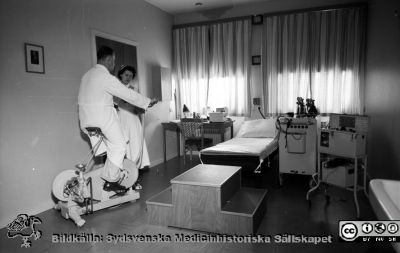 Malmö Allmänna Sjukhus. Nya medicinska kliniken, 1954
Pärm äldre neg. 1951-1958 MAS, från fotograf Björn Henrikssons samling. Kliniskt laboratorium för prövning av hjärtfunktion och cirkulation: Step test, ergometercykel, ekg-registrering mm. Från negativ
Nyckelord: Malmö;MAS;UMAS;Allmänna;Sjukhus;Medicin;Fysiologi;Klinisk;Kardiologi;hjärta;Cirkulation;EKG