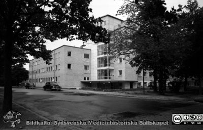 Malmö Allmänna Sjukhus. Nya medicinska kliniken, 1954
Pärm äldre neg. 1951-1958 MAS, från fotograf Björn Henrikssons samling. Från negativ
Nyckelord: MAS;Malmö_;UMAS;Allmänna;Sjukhus;Medicin