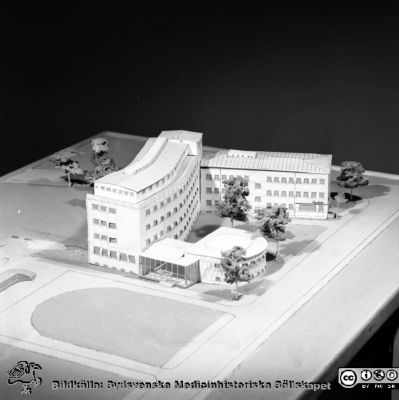 Malmö Allmänna Sjukhus. Nya centrallaboratoriet med apoteket i arkitektmodell, mars 1954
Pärm äldre neg. 1951-1958 MAS, från fotograf Björn Henrikssons samling. Från negativ
Nyckelord: MAS;UMAS;Malmö;Allmänna;Sjukhus;Medicin;Laboratorium;Aula;Modell;Arkitekt