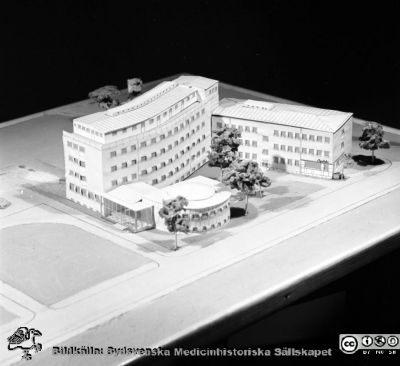 Malmö Allmänna Sjukhus. Nya centrallaboratoriet med apoteket i arkitektmodell, mars 1954
Pärm äldre neg. 1951-1958 MAS, från fotograf Björn Henrikssons samling. Från negativ
Nyckelord: MAS;UMAS;Malmö;Allmänna;Sjukhus;Medicin;Laboratorium;Aula;Modell;Arkitekt