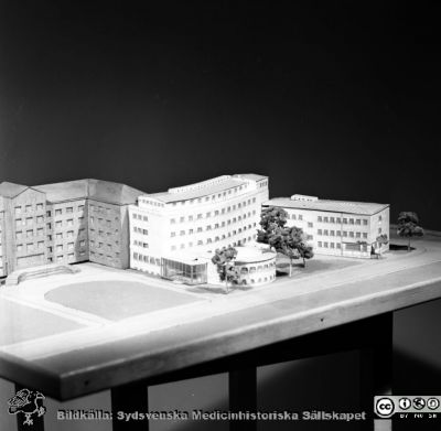 Malmö Allmänna Sjukhus. Medicinska kliniken (mörkt) och nya centrallaboratoriet med apoteket (ljust) i arkitektmodell, mars 54. 
Pärm äldre neg. 1951-1958 MAS, från fotograf Björn Henrikssons samling. Från negativ
Nyckelord: MAS;UMAS;Malmö;Allmänna;Sjukhus;Medicin;Laboratorium;Aula;Modell;Arkitekt