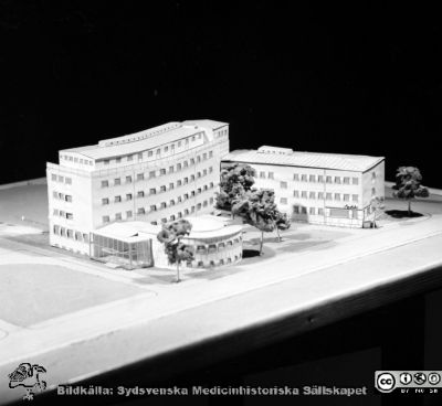 Malmö Allmänna Sjukhus. Nya centrallaboratoriet med apoteket i arkitektmodell, mars 1954
Pärm äldre neg. 1951-1958 MAS, från fotograf Björn Henrikssons samling. Från negativ
Nyckelord: MAS;UMAS;Malmö;Allmänna;Sjukhus;Medicin;Laboratorium;Aula;Modell;Arkitekt