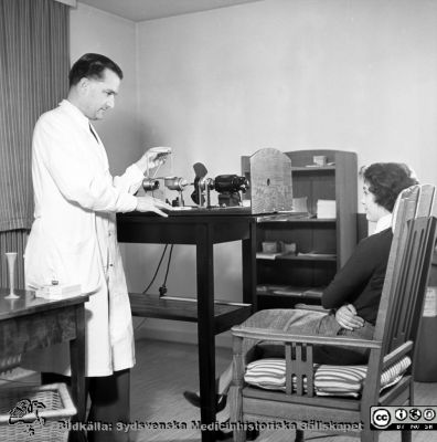 Psykofysisk synsinnesmätning på kvinnokliniken 1955
Pärm äldre neg. 1951-1958, från fotograf Björn Henrikssons samling. MAS. Malmö Allmänna Sjukhus. Reportagebild för Hemmets journal Dr A ?. KV.K. 25/4, 55. Förefaller vara någon psykofysisk synsinnesmätning. Från negativ.
Nyckelord: Pärm äldre 1951-58;MAS;Malmö_;Kvinnokliniken