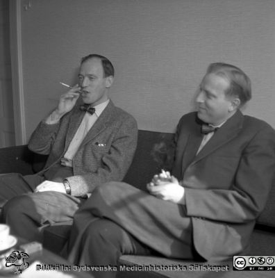 Stig-Ivar Björklund och Olof Wallengren 22/3-55
Pärm äldre neg. 1951-1958, från fotograf Björn Henrikssons samling. MAS. Flensburgska barnsjukhuset i Malmö. Till vänster Stig-Ivar Björklund som röker och dricker kaffe. Han var biträdende överläkare på Flensburgska barnsjukhuset. Till hö sitter Olof Wallengren. Från bildserie märkt "Dr. Björklund, Ekström, Wallengren, Flens, Brogren, Jeppsson. 22/3-55. Från negativ.
Nyckelord: Pärm äldre 1951-58;Malmö;Allmänna;Sjukhus;MAS,UMAS;Barnklinik;Flensburg;Flensburgska