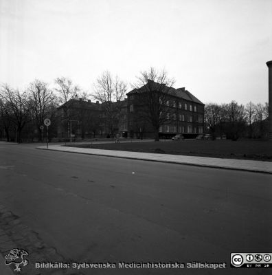 Malmö Allmänna Sjukhus. Ortopediska kliniken, med epidemiavdelning 26/4 1956
Pärm äldre neg. 1951-1958 MAS, från fotograf Björn Henrikssons samling. Påskrift: "Doc von Rosen, Ortop. + Epid. 26/4 1956". Negativ
Nyckelord: MAS;Malmö;Allmänna;Sjukhus;Ortopedi;Epidemi;Infektion