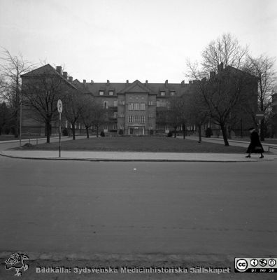 Malmö Allmänna Sjukhus. Ortopediska kliniken, med epidemiavdelning 26/4 1956
Pärm äldre neg. 1951-1958 MAS, från fotograf Björn Henrikssons samling. Påskrift: "Doc von Rosen, Ortop. + Epid. 26/4 1956". Negativ
Nyckelord: MAS;Malmö;Allmänna;Sjukhus;Ortopedi;Epidemi;Infektion
