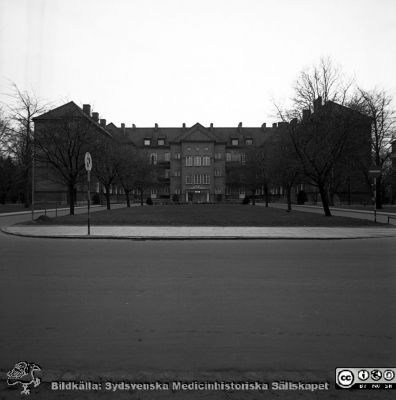 Malmö Allmänna Sjukhus. Ortopediska kliniken, med epidemiavdelning 26/4 1956
Pärm äldre neg. 1951-1958 MAS, från fotograf Björn Henrikssons samling. Påskrift: "Doc von Rosen, Ortop. + Epid. 26/4 1956". Negativ
Nyckelord: MAS;UMAS;Malmö;Allmänna;Sjukhus;Ortopedi;Infektion;Epidemi
