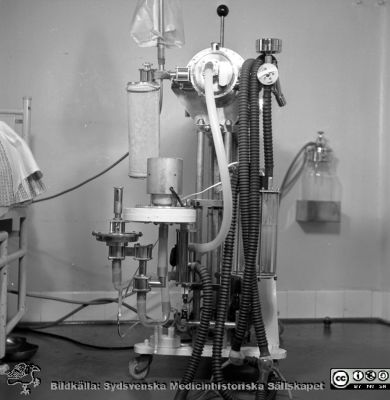 Lundiarespirator 1956
Pärm äldre neg. 1951-1958 MAS, från fotograf Björn Henrikssons samling. Lunds Instrument AB, Lund, 4/5 1956, respirator. Lundiarespirator, Från negativ
Nyckelord: Pärm äldre neg. 1951-1958 MAS;från fotograf Björn Henrikssons samling.;Lunds Instrument AB;Lund;4/5 1956;respirator. Lundiarespirator;Från negativ