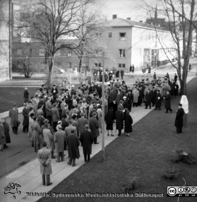 Avtäckning av byst av Fritz Bauer på Malmö Allmänna sjukhus 1957
Pärm äldre neg. 1951-1958 MAS i lasarettsfotograf Björn Henrikssons samling. Malmö Allmänna Sjukhus, 100 år, 8/11-57. Från negativ.
Nyckelord: UMAS;MAS;Malmö_;Byst;Allmänna;Sjukhus;Invigning;Jubileum