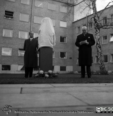 Avtäckning av byst av Fritz Bauer på Malmö Allmänna sjukhus 1957
Pärm äldre neg. 1951-1958 MAS i lasarettsfotograf Björn Henrikssons samling. Malmö Allmänna Sjukhus, 100 år, 8/11-57. Avtäckning av byst av Fritz Bauer. Sjukhusets styresman dr. Bengt Willert till vänster. Professor Sune Genell talar. Negativ
Nyckelord: 1950-talet;MAS;Malmö;Jubileum;Allmänna;Sjukhus;Invigning