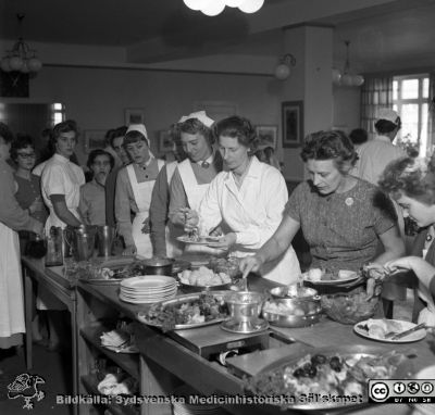 Fest för personalen vid MAS' 100-årsjubielum 1957
Pärm äldre neg. 1951-1958 MAS, från fotograf Björn Henrikssons samling. Påskrift: "MAS, 100 år, 8/11-57". Kalas i personalmatsalen.
Nyckelord: UMAS;MAS;Malmö_;Allmänna;Sjukhus;Fest;Matsal;Jubileum