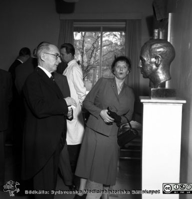 Eilert Selander 60 år 19/5 1957, lungkliniken i Malmö
Pärm äldre neg. 1951-1958 MAS, från fotograf Björn Henrikssons samling. Påskrift: "Dr Selander, lungklinik, 60 år, 19/5-57". Personerna på bilden är inte identifierade. Från negativ.
Nyckelord: UMAS;MAS;Malmö_;Allmänna;Sjukhus;Uppvaktning;Ftisiologi;Lungklinik