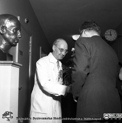 Eilert Selander 60 år 19/5 1957, lungkliniken i Malmö
Pärm äldre neg. 1951-1958 MAS, från fotograf Björn Henrikssons samling. Påskrift: "Dr Selander, lungklinik, 60 år, 19/5-57". Personerna på bilden är inte identifierade. Från negativ.
Nyckelord: UMAS;MAS;Malmö_;Allmnna;Sjukhus;Uppvaktning;Lungklinik;Ftisiologi
