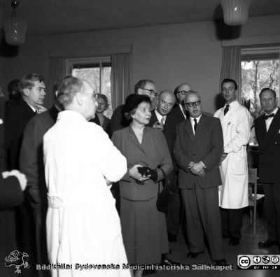 Eilert Selander 60 år 19/5 1957, lungkliniken i Malmö
Pärm äldre neg. 1951-1958 MAS, från fotograf Björn Henrikssons samling. Påskrift: "Dr Selander, lungklinik, 60 år, 19/5-57". Festföremålet i vit läkarrock. Sölve Welin längst till vänster. Från negativ.
Nyckelord: UMAS;MAS;Malmö_;Allmänna;Sjukhus;Uppvaktning;Ftisiologi;Lungklinik