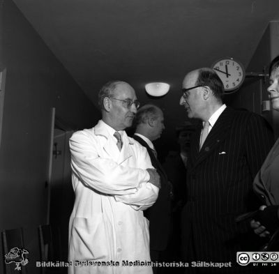 Eilert Selander 60 år 19/5 1957, lungkliniken i Malmö
Pärm äldre neg. 1951-1958 MAS, från fotograf Björn Henrikssons samling. Påskrift: "Dr Selander, lungklinik, 60 år, 19/5-57". Dr Erik von Rosen i kritstrecksrandig kostym. Från negativ.
Nyckelord: UMAS;MAS;Malmö_;Allmänna;Sjukhus;Uppvaktning;Ftisiologi;Lungklinik