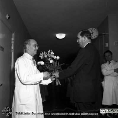 Eilert Selander 60 år 19/5 1957, lungkliniken i Malmö
Pärm äldre neg. 1951-1958 MAS, från fotograf Björn Henrikssons samling. Påskrift: "Dr Selander, lungklinik, 60 år, 19/5-57". Från negativ.
Nyckelord: UMAS;MAS;Malmö;Allmänna;Sjukhus;Ftisiologi;Lungklinik;Uppvaktning