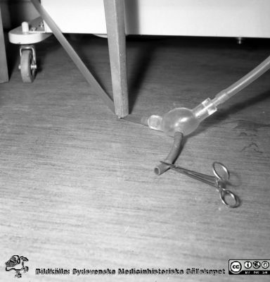 Detalj på en Lundiarespirator 1958
Pärm äldre neg. 1951-1958 MAS , från fotograf Björn Henrikssons samling.	PÅskrift: "Dr. Måns Arborelius (?). Epid (?), Respirator, 14/2-58". Från negativ
Nyckelord: UMAS;MAS;Malmö_;Allmänna;Sjukhus;Epidemi;Infektion;Respirator;Andningsvård