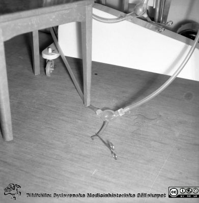 Detalj på en Lundiarespirator 1958
Pärm äldre neg. 1951-1958 MAS , från fotograf Björn Henrikssons samling. PÅskrift: "Dr. Måns Arborelius (?). Epid (?), Respirator, 14/2-58". Detalj på en Lundiarespirator. Från negativ
Nyckelord: UMAS;MAS;Malmö_;Allmänna;Sjukhus;Epidemi;Infektion;Respirator;Andningsvård