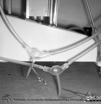 Detalj på en Lundiarespirator 1958
Pärm äldre neg. 1951-1958 MAS , från fotograf Björn Henrikssons samling. PÅskrift: "Dr. Måns Arborelius (?). Epid (?), Respirator, 14/2-58". Detalj på en Lundiarespirator. Från negativ
Nyckelord: UMAS;MAS;Malmö_;Allmänna;Sjukhus;Epidemi;Infektion;Respirator;Andningsvård