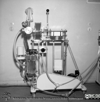 Lundiarespirator 1958
Pärm äldre neg. 1951-1958 MAS , från fotograf Björn Henrikssons samling.	PÅskrift: "Dr. Måns Arborelius (?). Epid (?), Respirator, 14/2-58". Lundiarespirator. Från negativ
Nyckelord: UMAS;MAS;Malmö_;Allmänna;Sjukhus;Epidemi;Infektion;Respirator;Andningsvård