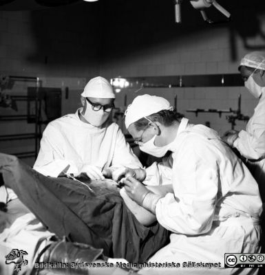 Bild för tidningen Doktor. Operationsscen i Malmö. 
Pärm äldre neg. 1958-1962 i fotograf Björn Henrikssons samling. Personalen är ej identifierad. Från negativ
Nyckelord: UMAS;MAS;Malmö_;Allmänna;Sjukhus;Kirurgi;Operation