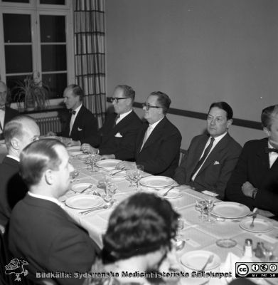 Från invigningen 24/11 1961 av ögonklinikens nya byggnad i Malmö
Pärm neg. 1958-1962 MAS. Från fotograf Björn Henrikssons samling. Påskrift: "Ögon klin, invigning, 24/11-61".
Längst t.v. sjukhusdir. kapten Erik Asker, till hälften bortklippt. Nr 2 från vänster Gunnar Björck??. På bordets bortsida från vä: nr 2 Helge B. Wulff. Nr 4 Karl Erik Hogeman. Från negativ
Nyckelord: UMAS;MAS;Malmö_;Allmänna;Sjukhus;Invigning;Ögon