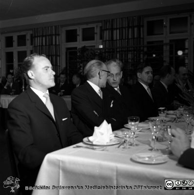 Från invigningen 24/11 1961 av ögonklinikens nya byggnad i Malmö
Pärm neg. 1958-1962 MAS. Från fotograf Björn Henrikssons samling. Påskrift: "Ögon klin, invigning, 24/11-61". Laborator (sedermera professor) Carl-Bertil Laurell nr 3 från höger. Från negativ
Nyckelord: UMAS;MAS;Malmö_;Allmänna;Sjukhus;Invigning;Ögon;Fest