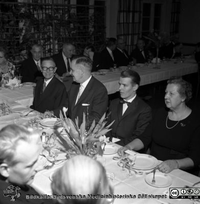 Från invigningen 24/11 1961 av ögonklinikens nya byggnad i Malmö
Pärm neg. 1958-1962 MAS. Från fotograf Björn Henrikssons samling. Påskrift: "Ögon klin, invigning, 24/11-61". 
Doc. Göte Österlind ler brett mot kameran. Från negativ
Nyckelord: UMAS;MAS;Malmö_;Allmänna;Sjukhus;Invigning;Ögon;Fest